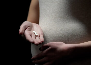 Mujer con píldoras
