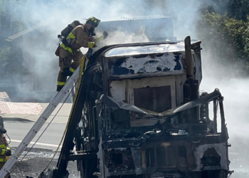 Bomberos apagando camión de reciclaje en San Diego