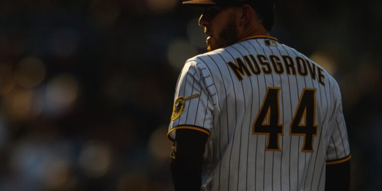 Joe Musgrove en la lomita de los disparos en Petco Park ante los Phillies.