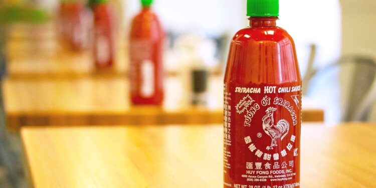 Advierten escasez de salsa Siracha durante todo el verano