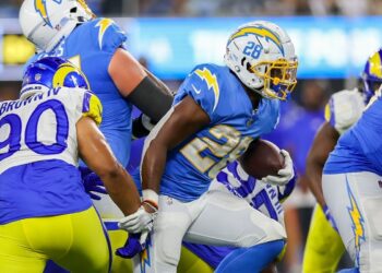 Isaiah Spiller en su primer juego como profesional con los Chargers.