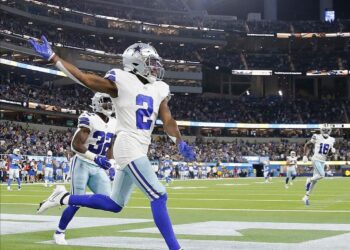 KaVontae Turpin tuvo un regreso de patada de salida y otro de despeje ante Chargers.