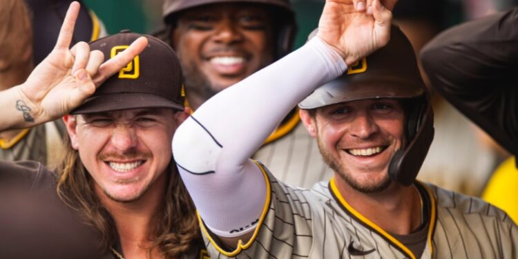Wil Myers junto a Mike Clevinger y Josh Bell celebrando su cuadrangular posando para una foto.
