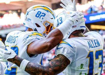 Richard Rogers y Keenan Allen celebrando un touchdown para Chargers.