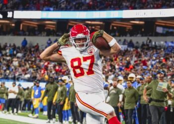 Travis Kelce festejando uno de sus touchdowns ante Chargers.
