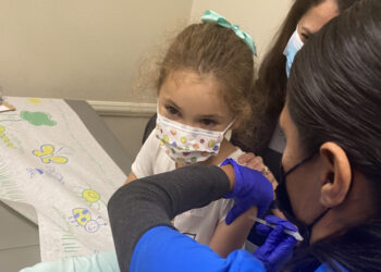 Aprueba refuerzo de covid19 para niños de 6 meses o mas
