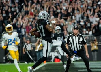 Davante Adams anotando uno de sus touchdowns ante Chargers.