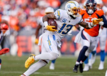 Keenan Allen evitando a los defensivos de Denver en la derrota ante Broncos.