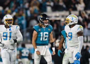 Trevor Lawrence festejando frente jugadores de Chargers.