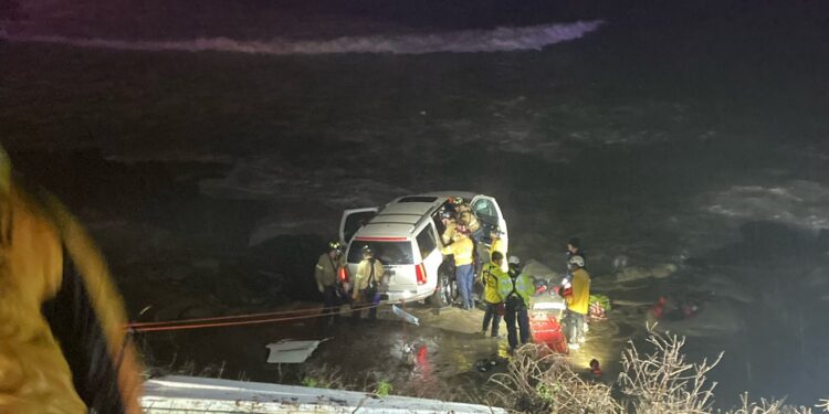 Rescatan a hombre en La Jolla