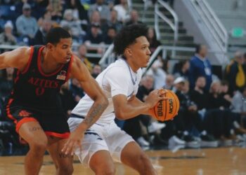 Keshad Johnson queriendo robar la pelota en la duela de Nevada.