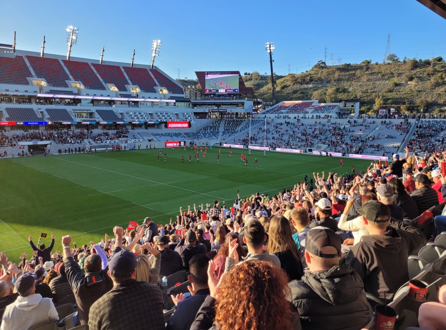 La afición en el Snapdragon Stadium festejando una anotación del Legion.