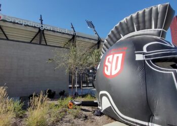 El casco inflable del Legion afuera del Snapdragon Stadium previo al inicio del juego.