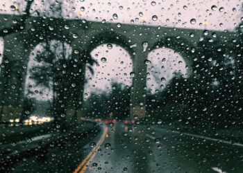 Cierre de cruces de ríos y muelles por las lluvias del fin de semana
