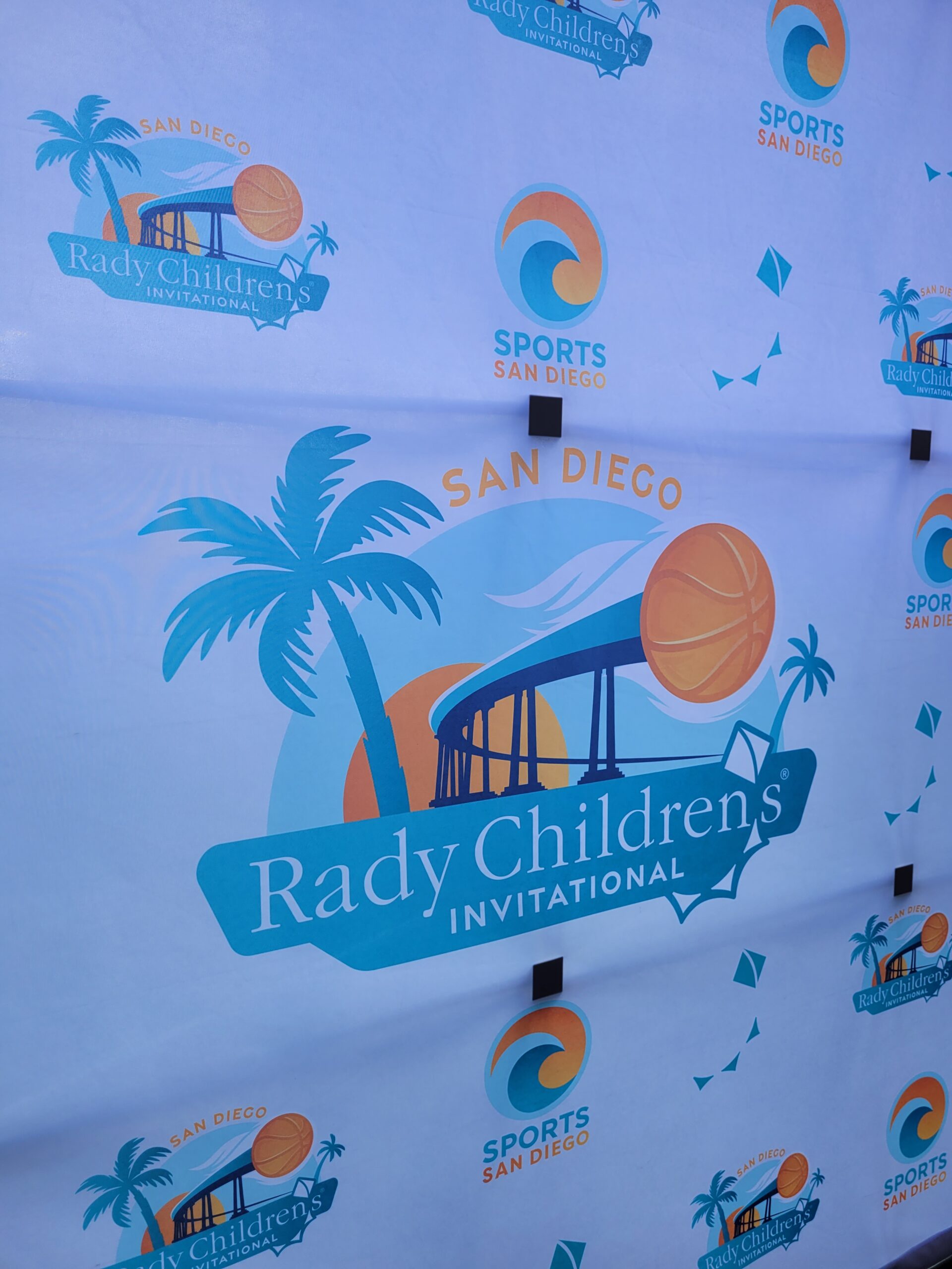 El logo del nuevo torneo de baloncesto colegial en San Diego.