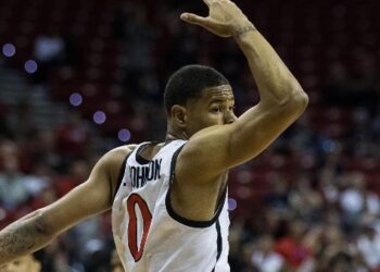 Keshad Johnson celebrando un canasta para ayudar a los Aztecs a avanzar.