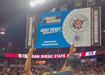 Los jugadores de los Aztecs levantando el boleto simbólico al torneo nacional tras ganar su conferencia.