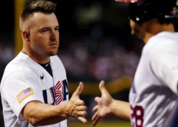 Mike Trout celebrando con Nolan Arenado tras anotar otra carrera para Estados Unidos ante Canadá.