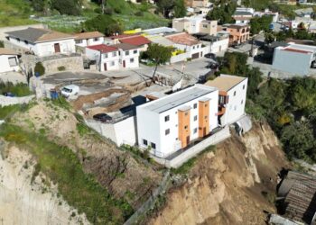 Caos vial en el Blvd. Cuauhtémoc Sur debido al colapso cercano de dos edificios de departamentos en Tijuana