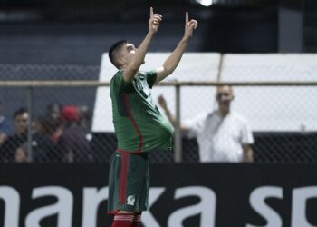 México venció 2-0 a Surinam en el debut de Diego Cocca