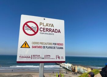 A pesar de letrero de playa cerrada, bañistas ignorar