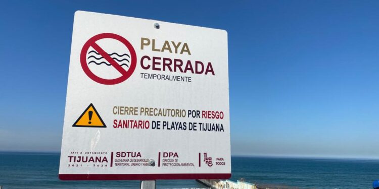 A pesar de letrero de playa cerrada, bañistas ignorar