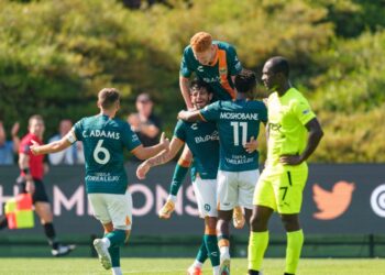 Adrien López celebrando su primer tanto con el Loyal con el resto de sus compañeros.