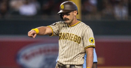 Matt Carpenter en segunda base luego de uno de sus batazos ante Diamonbbacks.