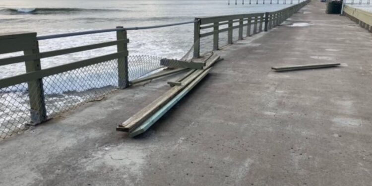 Muelle Ocean Beach dañado