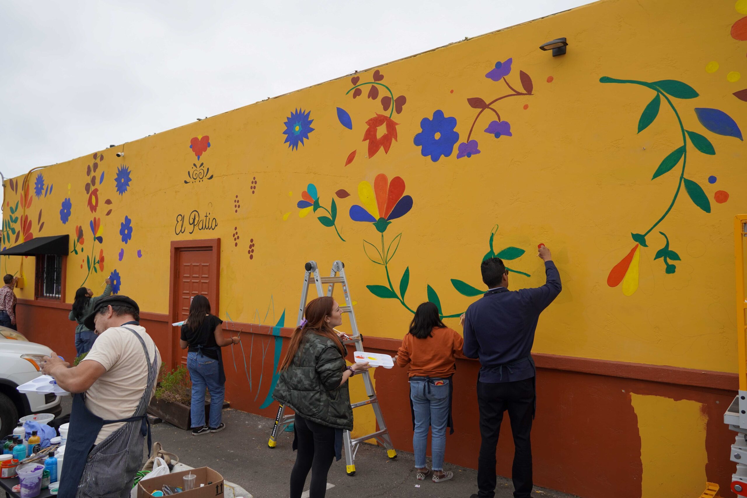 Proyecto “Envision Broadway” pinta murales embelleciendo a los negocios de Chula Vista