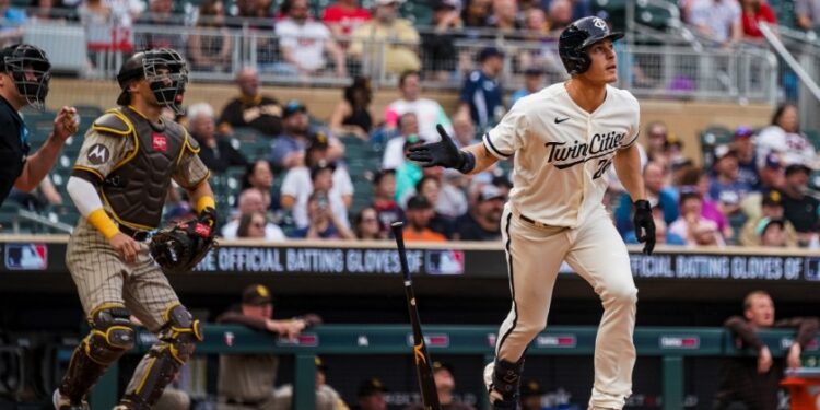 Max Kepler conectando un cuadrangular ante los Padres de San Diego.