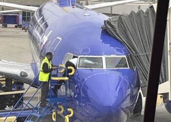 Piloto entra a avión por parabrisas