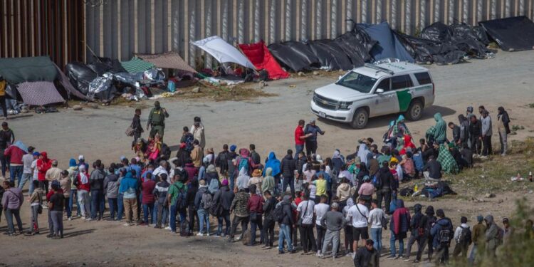 Terminó el Título 42 y sigue en vigor el Título 8 en Estados Unidos