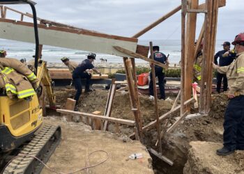 Rescatan a trabajador atrapado bajo sitio de construcción en La Jolla