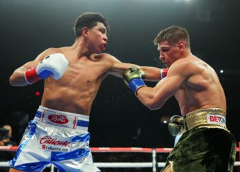 Jaime Munguía ante Sergiy Derevyanchenko la noche del sábado en Ontario, California.