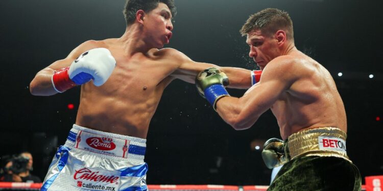 Jaime Munguía ante Sergiy Derevyanchenko la noche del sábado en Ontario, California.