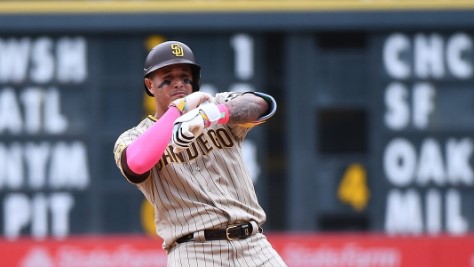 Manny Machado en las bases tras un imparable.