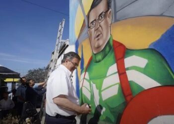 Marcelo Ebrard es recibido con mariachis y aplausos en la frontera
