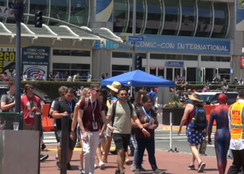 Comic Con atrae multitudes, a pesar de la ausencia de celebridades