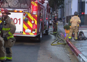 Incendio en garaje debajo del edificio Wells Fargo en centro de San Diego