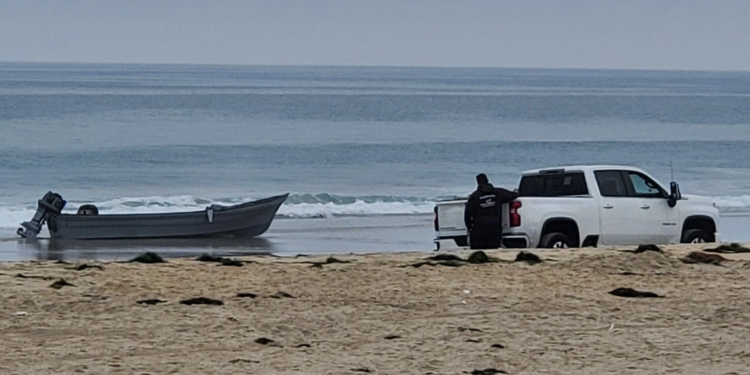 Encuentran lancha abandonada en Mission Beach