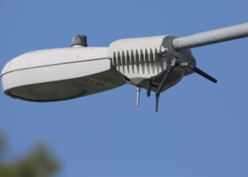 Avanzan proyecto de farolas con tecnología vigilante