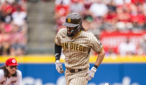 Fernando Tatis Jr. dando vuelta a las bases tras su cuadrangular que empataba el juego.