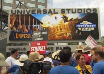 Escritores y actores de Hollywood en huelga frente a Universal Studios
