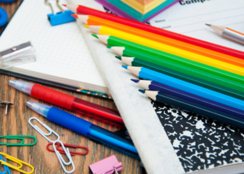 Evento comunitario ofrece donaciones de útiles escolares para el regreso a la escuela
