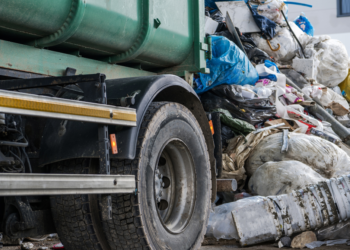 Mujer de San Diego atropellada por un camión, demanda a la compañía de basura