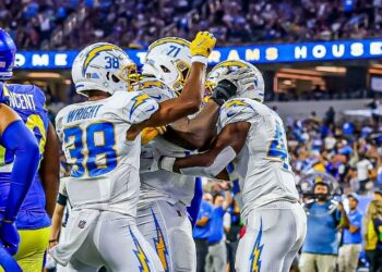 Jugadores de los Chargers celebrando una anotación ante los Rams.