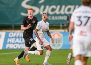 El Loyal batalló todo el encuentro para controlar la pelota.