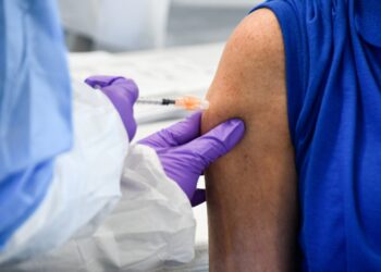 FDA aprueba refuerzos contra nuevas variantes de Covid-19