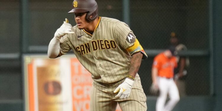 Manny Machado celebrando tras conectar un imparable.